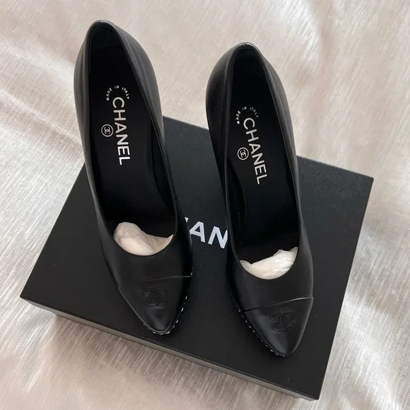 Chanel Black Lambskin Pumps size 38.5 - Picture 2 of 7